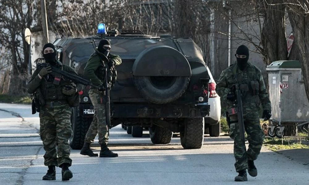 Σκηνικό πολέμου: Ριπές όπλων στα σύνορα - Δυνατές εκρήξεις & σειρήνες - Βίντεο